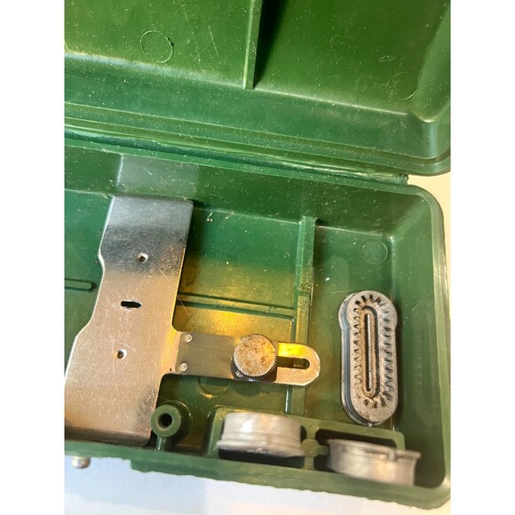 Vintage singer button holder with green box - Picture 3 of 4